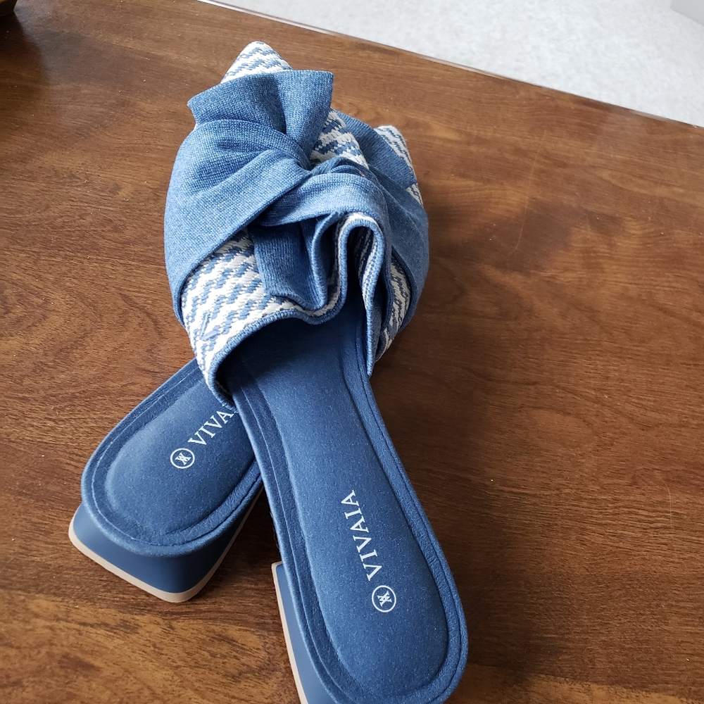 Woman's size 43 pointed toe knot tied sandals